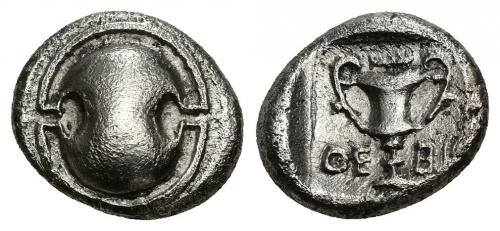 43 - GRECIA ANTIGUA. BEOCIA. Tebas. Trióbolo o hemidracma (426-395 a.C.). A/ Escudo beocio. R/ Cántaro, encima clava, en campo QE-BH todo en cuadrado incuso. AR 2,42 g. 11,3 mm. COP-290. SBG-2385. Erosiones. MBC+.