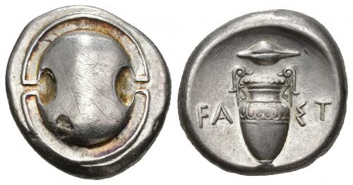 44 - GRECIA ANTIGUA. BEOCIA. Tebas. Estátera (c. 379-338 a.C.). A/ Escudo beocio. R/ Cántaro, encima grano, en campo FA-ST. AR 12,20 g. 20,2 mm. COP-319. SBG-2395 vte. Rayitas y pequeña hoja. EBC-.