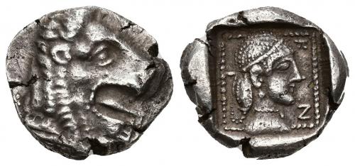 46 - GRECIA ANTIGUA. CARIA. Cnido. Dracma. A/ Prótomo de león a der. R/ Cabeza de Afrodita con coleta y diadema a der., en campo KNI, todo dentro de gráfila cuadrada de puntos y cuadrado incuso. AR 5,46 g. 16,5 mm. COP-240. SBG-4834. Cospel abierto. MBC+/MBC. Ex subasta ASIN (3-12-1998).