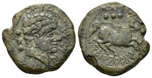 12 - HISPANIA ANTIGUA. AREKORATAS. Triente. A/ Cabeza masculina a der., delante signos ibéricos SOS, detrás tres glóbulos. R/ Caballo galopando a der., encima, tres glóbulos, debajo ley. curva AREIKoRATaS. AE 9,16 g. 24,5 mm. CNH-3. ACIP-1741. CC-2012, mismo ejemplar. Pátina verde con pequeñas erosiones. MBC-. Muy rara.
