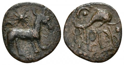 17 - HISPANIA ANTIGUA. ASIDO. Semis. A/ Toro a der., encima estrella. R/ Delfín a der., encima creciente con punto. AE 2,7 g. 20,5 mm. I-158. ACIP-914. MBC. Muy rara.