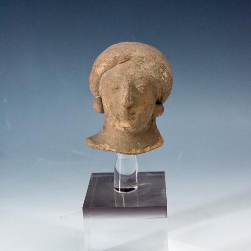 2023   -  ARQUEOLOGÍA. MAGNA GRECIA. Cabeza de Koré (VI-IV a.C.). Terracota. Altura 8 cm. Incluye peana.