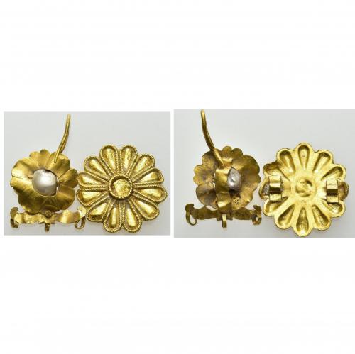 2046   -  ARQUEOLOGÍA. ROMA. Imperio Romano. Lote de 2 fragmentos de joya en forma de flor (ss II-IV d.C.). Oro y perla.  Longitud 2,5 cm y 1,7 cm.