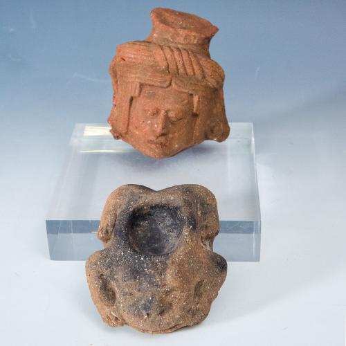2065   -  ARQUEOLOGÍA. PREHISPÁNICO. Maya. Lote de 2 figuras antropomorfas: un incensiario y una figura votiva (550-950 d. C.). Terracota. Una de ellas fragmentada. Longitud 8,5 cm y 10 cm.