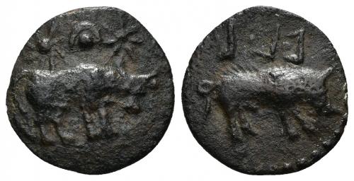 1 - HISPANIA ANTIGUA. ASIDO. Semis. A/ Toro a der., encima dos estrellas y en medio creciente con glóbulo. R/ Jabalí a der., encima b´b´l. AE 4,33 g. 18, 5 mm. I-161 vte. ACIP-921. CC-655, mismo ejemplar. Pátina oscura. MBC-. Rarísima.