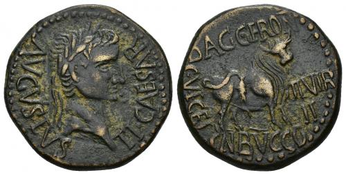 29 - HISPANIA ANTIGUA. CELSA. Tiberio. As. A/ Cabeza laureada a der.; TI CAESAR AVGVSTVS. R/ Toro a der.; BAGG FRONT C N BVCCO/ C V I CEL-II VIR. AE 13,16 g. 28 mm. I-819. APRH-279. ACIP-3170. CC-4651, mismo ejemplar. Pátina oscura. MBC+. Escasa.