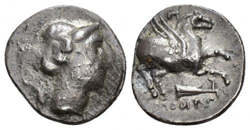 39 - HISPANIA ANTIGUA. EMPORION. Dracma. A/ Cabeza femenina a der. con tocado vegetal, rodeada por tres delfines. R/ Pegaso volando a der., debajo símbolo proa y encima P, ley. EMPORITWN. AR 3,50 g. 17,0 mm. I-1128. ACIP-235. CC-128, mismo ejemplar. MBC-/EBC-. Muy rara.