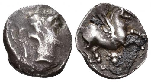 41 - HISPANIA ANTIGUA. EMPORION. Dracma. A/ Cabeza femenina con tocado vegetal a der., alrededor tres delfines. R/ Pegaso volando a der. con cabeza modificada, debajo cabeza de toro y EMPORITWN. AR 4,05 g.17,9 mm. I-1113. ACIP-237. CC-131, mismo ejemplar. Acuñación floja en anv. Concreciones. MBC-/MBC+. Rara.