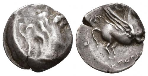 42 - HISPANIA ANTIGUA. EMPORION. Dracma. A/ Cabeza femenina con tocado vegetal a der., alrededor tres delfines. R/ Pegaso volando a der. con cabeza modificada, encima corona y otra sobre la grupa, debajo EMPORITWN. AR 4,18 g. 16,8 mm. MBC-/MBC. I-no. ACIP-no. CC-132, mismo ejemplar. Cospel abierto. Acuñación floja. en anv. MBC/ Rarísima.