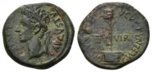 7 - HISPANIA ANTIGUA. CAESARAUGUSTA. Augusto. Semis. A/ Cabeza laureada a izq.; AVGVSTVS DIVI F. R/ Vexillum; II VIR/ CAESARAVGVSTA-L CASSIO-C VAL FEN. AE 5,05 g. 21 mm. I-332. APRH-311a. ACIP-3035. CC-4699, mismo ejemplar. Concreciones. Pátina verde. MBC+/MBC. Muy rara.