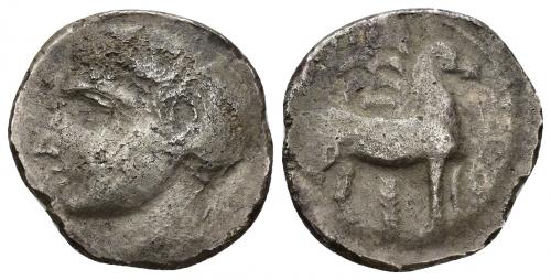 3011 - HISPANIA ANTIGUA. EMISIONES HISPANO-CARTAGINESAS. Shekel. A/ Cabeza masculina a izq. R/ Caballo parado a der. delante de palmera. AR 6,58 g. 22,1 mm. I-547. ACIP-606. CC-244, mismo ejemplar. Erosiones en anv. BC+. Escasa.