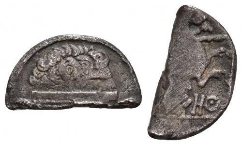 3019 - HISPANIA ANTIGUA. KOLOUNIOKU. Denario. A/ Cabeza masculina a der. R/ Jinete lancero a der., debajo sobre línea (KoLOUN)IOKu. AR 1,56 g. 17,8 mm. I-830? ACIP-1822. Mitad partida con cizalla en la que se leen los 3 últimos signos. MBC-. Muy rara.