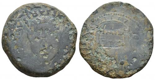 3020 - HISPANIA ANTIGUA. AUGUSTA EMERITA. Augusto. Dupondio. A/ Cabeza masculina barbada de frente, delante ánfora vertiendo agua; PERMISSV CAESARIS AVGVSTI. R/ Recinto amurallado; EMERIT PERMISSV CAESARIS (poco visible). AE 21,65 g. 33 mm. I-1003. APRH-10. ACIP-3371. CC-3860, mismo ejemplar. Pátina verde con erosiones. BC. Muy rara.