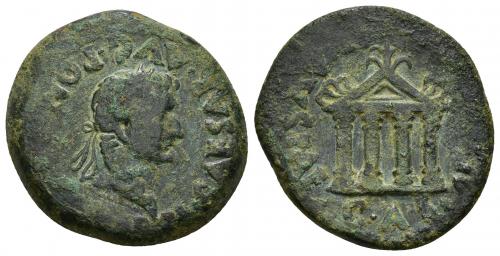 3022 - HISPANIA ANTIGUA. AUGUSTA EMERITA. Tiberio. As. A/ Cabeza laureada a der.; TI CAESAR AVG PON MAX IMP. R/ Templo tetrástilo; AETERNITATI AVGVSTAE C A E. AE 13,74 g. 28 mm. I-1062. APRH-48b. ACIP-3414a. CC-3963, mismo ejemplar. Pátina oscura con erosiones. BC+/MBC-. Muy escasa.