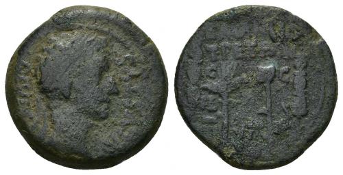 3025 - HISPANIA ANTIGUA. ILICI. Augusto. Semis. A/ Cabeza laureada a der.; AVGVSTVS DIVI F. R/ Aquila y vexillum entre dos signa; L MANLIO/T PETRON, C-C/IL- A/II VIR. AE 6,35 g. 21 mm. I-1515. APRH-190b. ACIP-3200. CC-4430, mismo ejemplar. RC/BC.