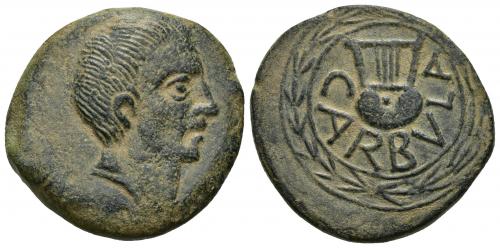 9 - HISPANIA ANTIGUA. CARBULA. Doble. A/ Cabeza masculina a der., delante creciente (no visible). R/ Lira, alrededor CARBVLA, todo dentro de láurea. AE 23,28 g. I-439. 32,4 mm. ACIP-2311. Pátina oscura. EBC-. Muy rara en esta conservación. Ex colección Cores.