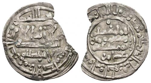 262   -  CALIFATO. HISAM II (977-1008). Dírham. Al-Andalus. 366-368 H. AR 2,39 g. 20 mm. Tipo V-498-502. Atribuida por estilo y decoración. Fragmento de un 70%. MBC+.