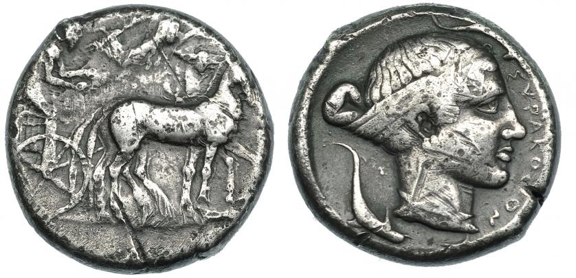 101   -  SICILIA. Siracusa. Tetradracma. A/ Cuadriga a der., encima Victoria coronando los caballos. R/ Cabeza de Aretusa a der., delante SURAKOSION. COP-658 ss. SBG-933 (vte.). Rayas. MBC-.