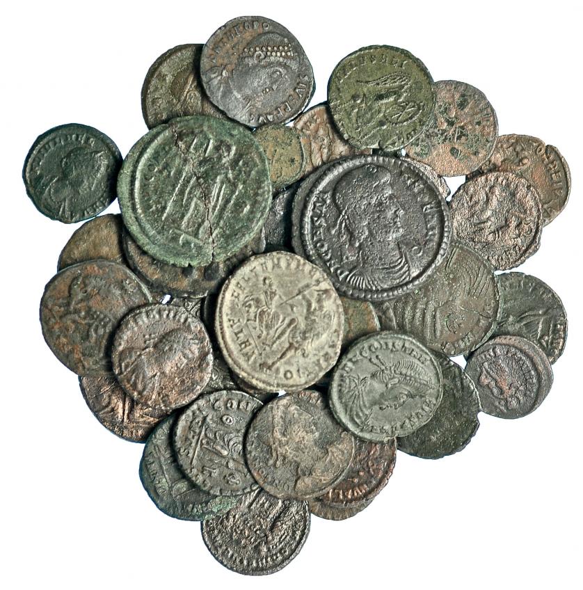 184   -  Lote 41 piezas AE 2 a 4 de Constantino I a León I, incluyendo algunos escasos, como Procopio, Vetranio y Euudoxia. De MC a MBC.