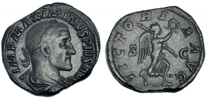 283   -  MAXIMINO I. Sestercio. Roma (235-6). A/ Ley. con IMP. R/ Victoria avanzando a der. con corona y palma; VICTORIA AVG, S-C. RIC-67. Pátina oscura. MBC.