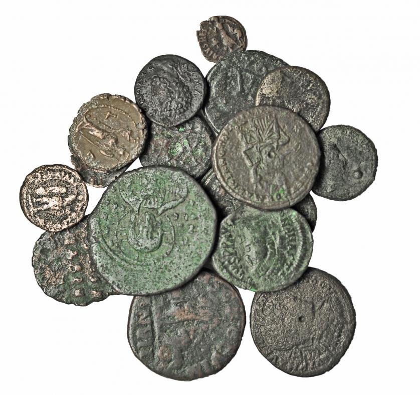 362   -  Lote 16 piezas: 10 bronces provinciales romanos y 6 bizantinos. De MC a MBC-.