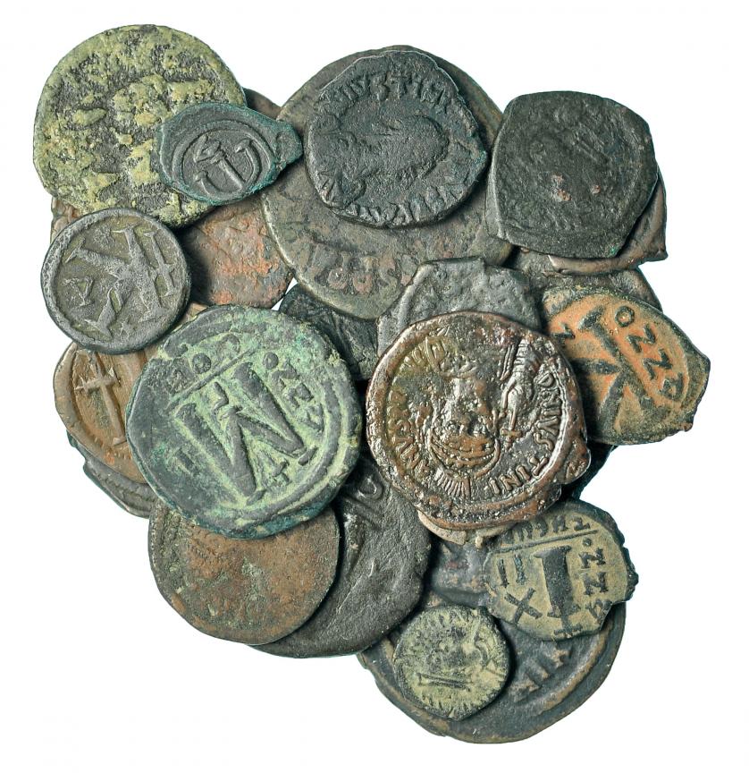363   -  Lote 24 piezas bizantinas varios valores AE. De Anastasio I a Justino II. De RC a MBC-.