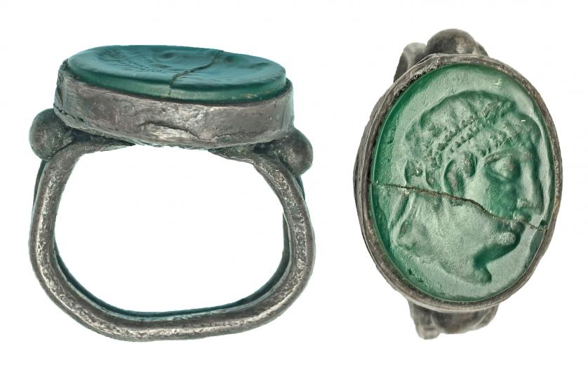 705   -  GRECIA. Época helenística. Imperio Seléucida. Plata con jaspe verde. Anillo y entalle con representación de cabeza masculina a derecha. Diámetro: 19 mm. Altura: 25 mm. Procedente de colección privada española años 2000.