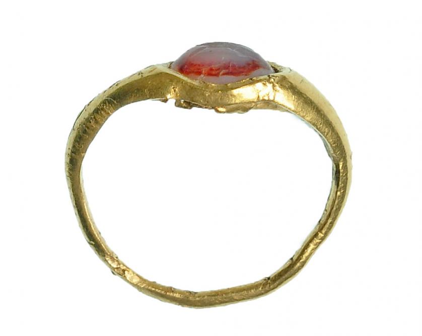 711   -  ROMA. Imperio Romano. Oro y sardónice. Anillo con entalle con representación de conejo a izquierda. Diámetro: 12 mm. Procedente de colección privada española años 1970-80.