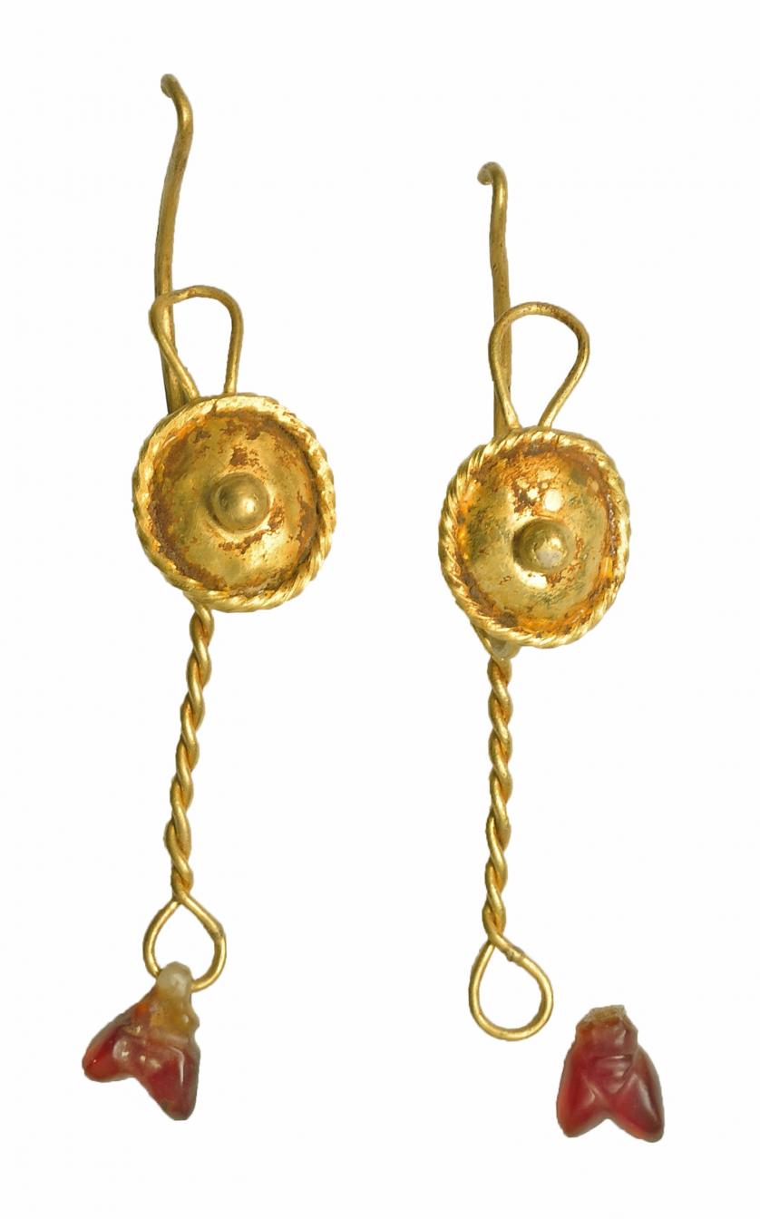 712   -  ROMA. Imperio Romano. Oro. Par de pendientes con decoración colgante en forma de abeja realizado en ágata. Altura: 3,5 cm. Procedente de colección privada española años 2000.