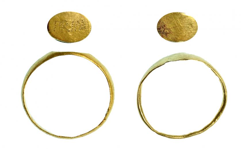 715   -  ROMA. Imperio Romano. Oro. Lote de dos anillos, uno anepigráfico y otro epigrafíado con PRIMA. MA en monograma. Diámetro: 14 mm. Procedente de colección privada española años 1970-80.