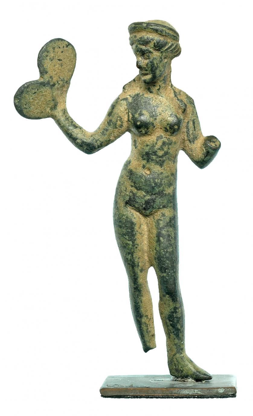 717   -  ROMA. Imperio Romano. Bronce. Figura exenta de Afrodita. Altura: 6,5 cm. Incluye peana. Procedente de colección privada española años 2000.
