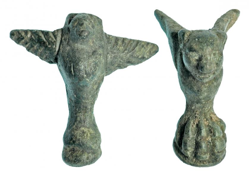 722   -  ROMA. Imperio Romano. Bronce. Lote de dos objetos, uno en forma de felino con garra de león y otro aguiliforme en la parte inferior con  garra de león. Altura: 3,1 y 3,5 cm. Procedente de colección privada española años 1970-80.