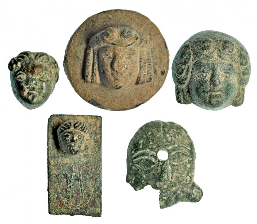 727   -  ROMA. Imperio Romano. Bronce. Lote de cinco apliques de bronce. Altura: 2,2-3,2 cm. Procedente de colección privada española años 1970-80.