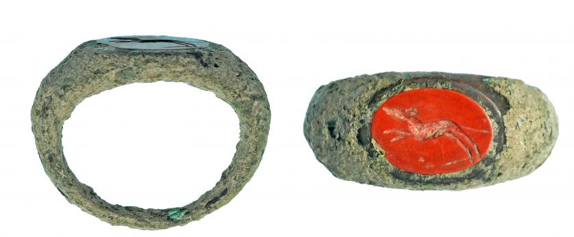 734   -  ROMA. Imperio Romano. Bronce y jaspe naranja. Anillo con representación de perro a izquierda. Diámetro: 19 mm. Procedente de colección privada española años 1970-80.