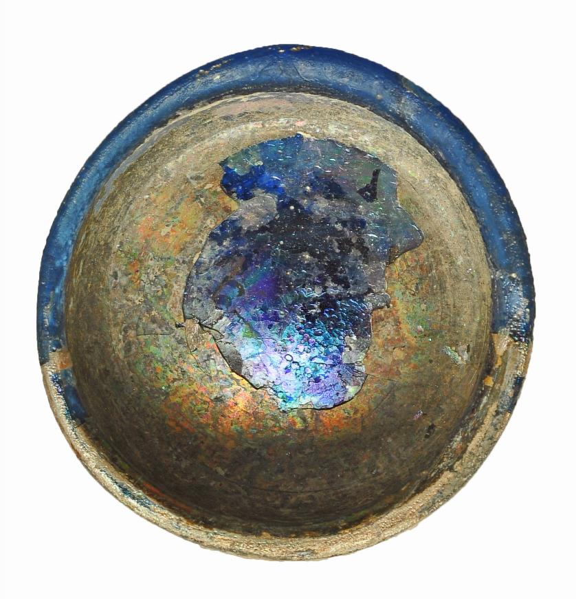 748   -  ROMA. Imperio Romano. Vidrio azul. Vasito con irisaciones. Diámetro: 6,2 cm. Altura: 3,1 cm. Procedente de colección privada española años 1970-80.