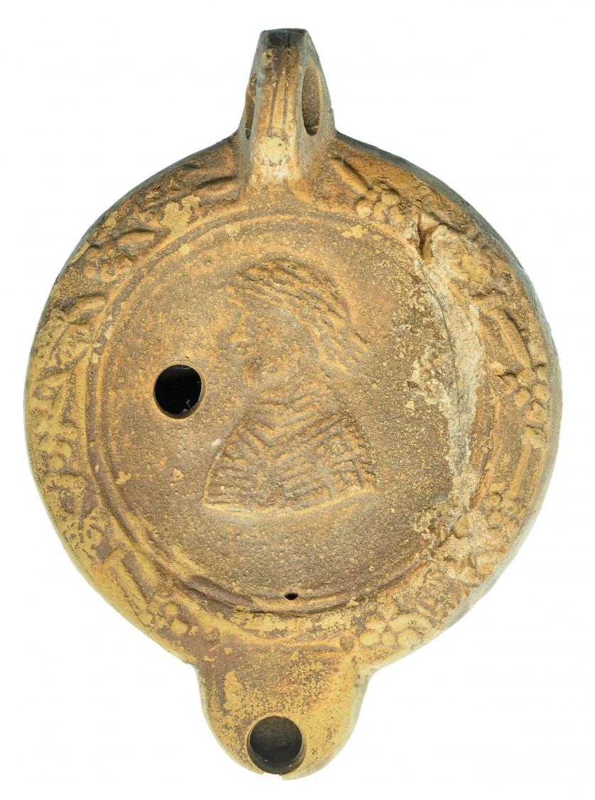 751   -  ROMA. Imperio Romano. Terracota. Lucerna con representación de busto masculino con turbante a derecha. Altura: 12,1 cm. Procedente de colección privada española años 2000.