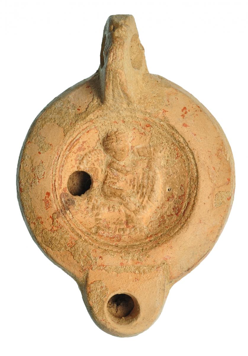 753   -  ROMA. Imperio Romano. Terracota. Lucerna con representación de Cupido. Altura: 10,1 cm. Procedente de colección privada española años 1970-80.