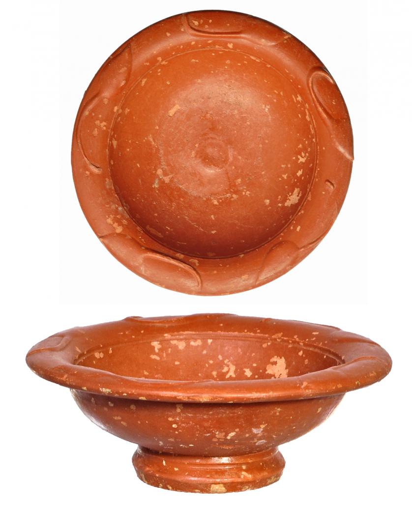 754   -  ROMA. Imperio Romano. Terra sigillata. Copa con decoraciones vegetales en el interior del borde exvasado. Diámetro: 9,8 cm. Altura: 3,4 cm. Procedente de colección privada española años 1970-80.