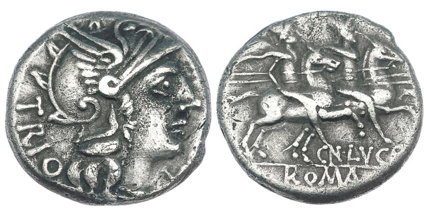 112   -  LUCRETIA. Denario. Roma (136 a.C.). A/ Detrás TRIO. CRAW-237.1. FFC-822. Porosidades. MBC.