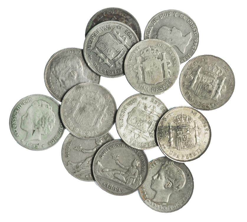 372   -  Lote 13 piezas: 4 reales 1848 Madrid y 12 monedas de 1 peseta: Gobierno Provisional (3), Alfonso XII (1) y Alfonso XIII (8). De BC+ a MBC+.