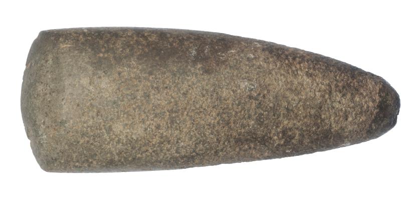 457   -  PREHISTORIA. Neolítico. ca. 5400-5000 a.C. Roca metamórfica. Hacha pulimentada. Longitud 17,2 cm.