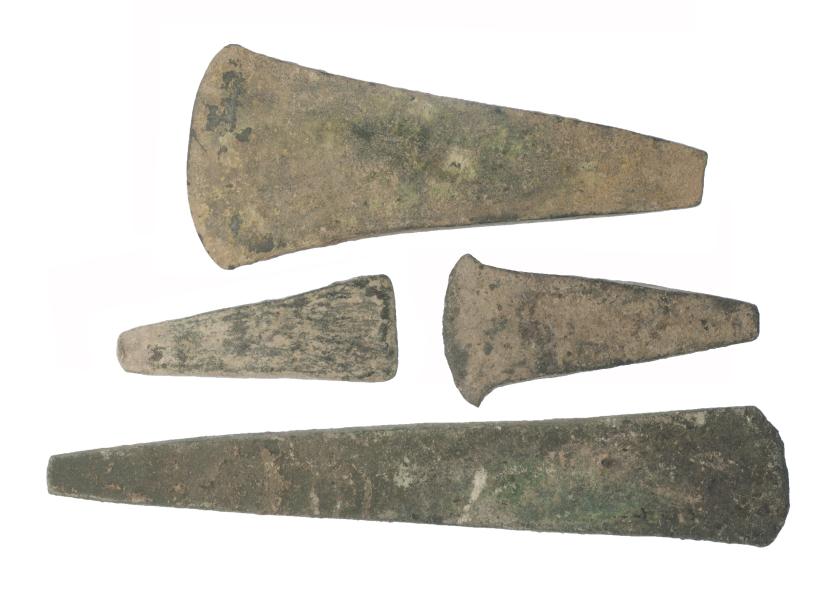 458   -  PREHISTORIA. Edad del Bronce. ca. 2250-1550 a.C. Cobre arsénico. Lote de 4 objetos: tres hachas y un punzón/lanza. Longitud 5,5-14,6 cm.