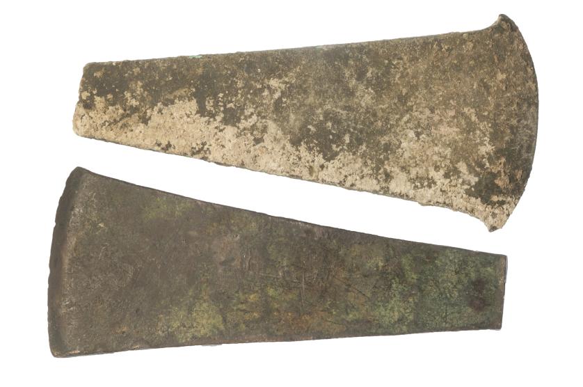 459   -  PREHISTORIA. Edad del Bronce. ca. 2250-1550 a.C. Cobre arsénico. Lote de 2 hachas. Longitud 13,1-13,8 cm.