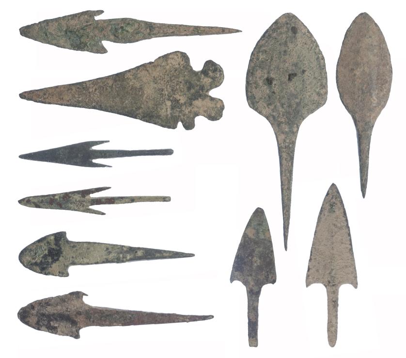 460   -  PREHISTORIA. Edad del Bronce y Edad del Hierro. II-I milenio a.C. Lote de 10 objetos: 5 puntas de flecha de pedúnculo y aletas, 2 de pedúnculo y aletas pronunciadas, dos tipo palmela y un elemento ornamental. Longitud 4,5-7,6 cm.