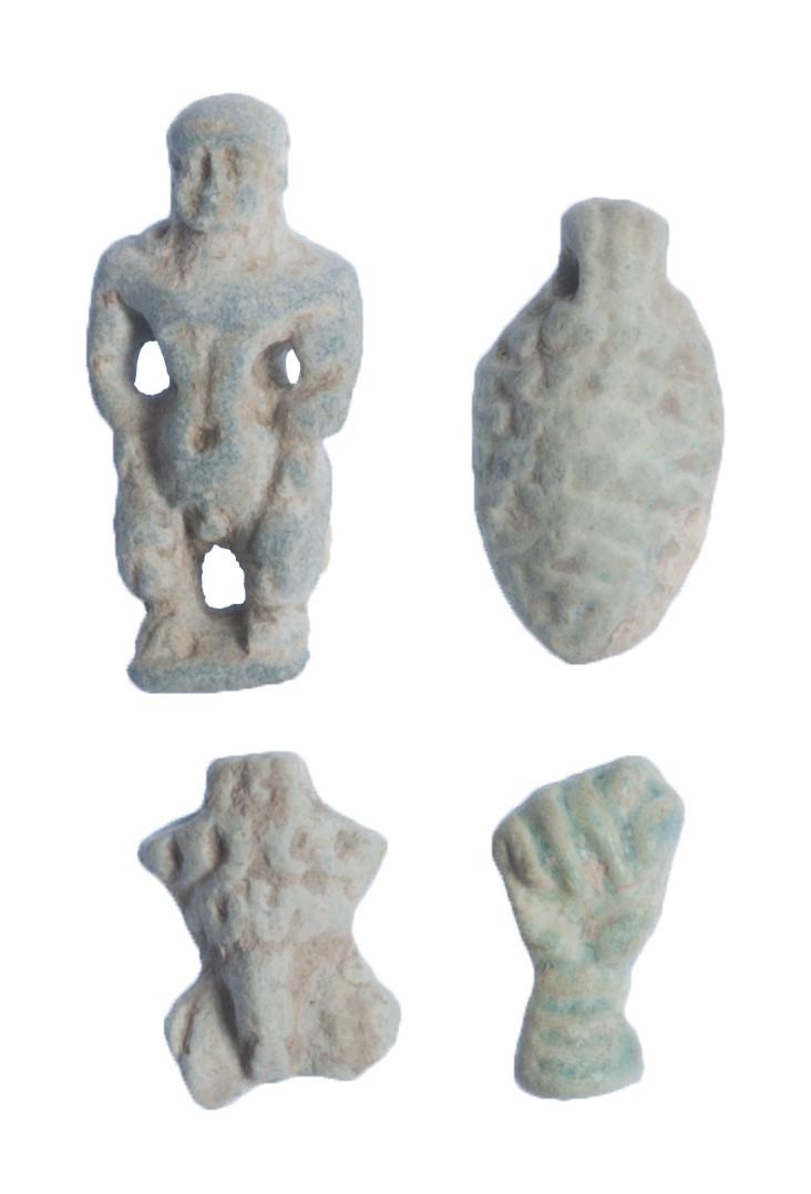 464   -  ANTIGUO EGIPTO. Imperio Nuevo y Baja Época.1390-323 a.C. Fayenza. Lote de 4 amuletos:  figura de Pateco, mano, racimo de uvas y amuleto fálico. Altura 20-28 mm.