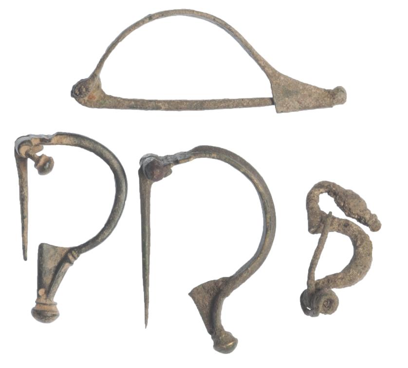 469   -  HISPANIA ANTIGUA y ROMA. IV a.C. y s. I d.C. Bronce. Lote de 4 fíbulas: una de tipo de La Tène y tres de tipo Aucissa. Longitud 3,9-6,1 cm.