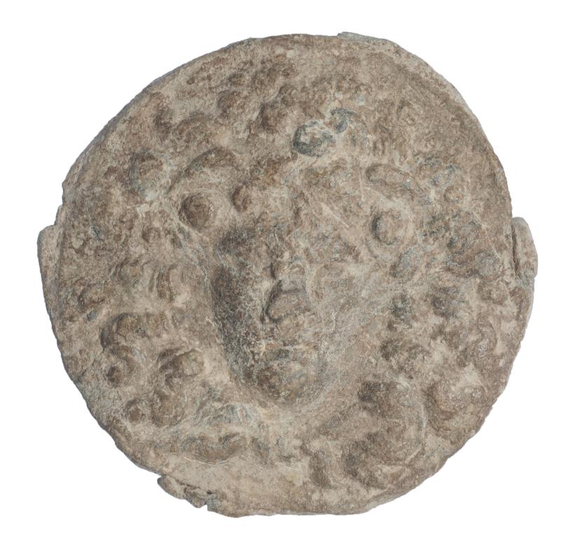 473   -  MUNDO ANTIGUO. Greco-romano. Plomo. Aplique con representación de cabeza de Medusa. Diámetro 10,2 cm.