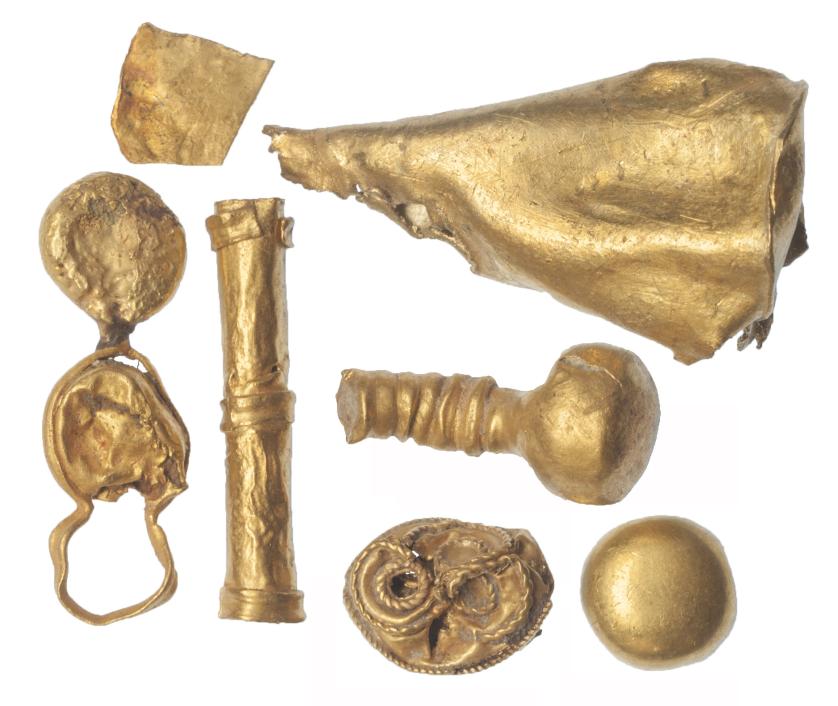 485   -  ROMA. Imperio Romano. I-III d.C.? Oro. Lote de 7 elementos decorativos de indumentaria y orfebrería. Altura 18-30 mm. Diámetro 8 y 11 mm.