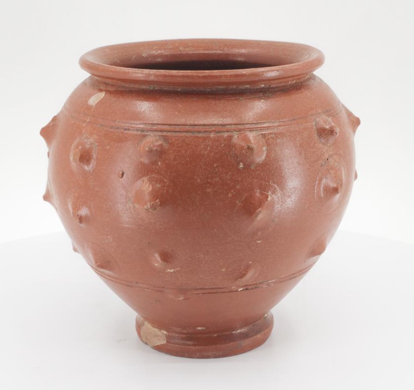 489   -  ROMA. Imperio Romano. s. I-II d.C. Terra sigillata. Vaso ovoide con decoración de barbotina. Diámetro 7,7 cm y altura 9,7 cm.