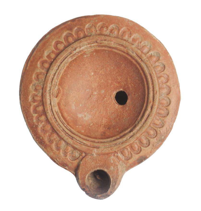 492   -  ROMA. Imperio Romano. I-II d.C. Terracota. Lucerna de pasta rojiza, piquera circular y un agujero de llenado. Disco exterior decorado con motivos geométricos. Longitud 11,4 cm.